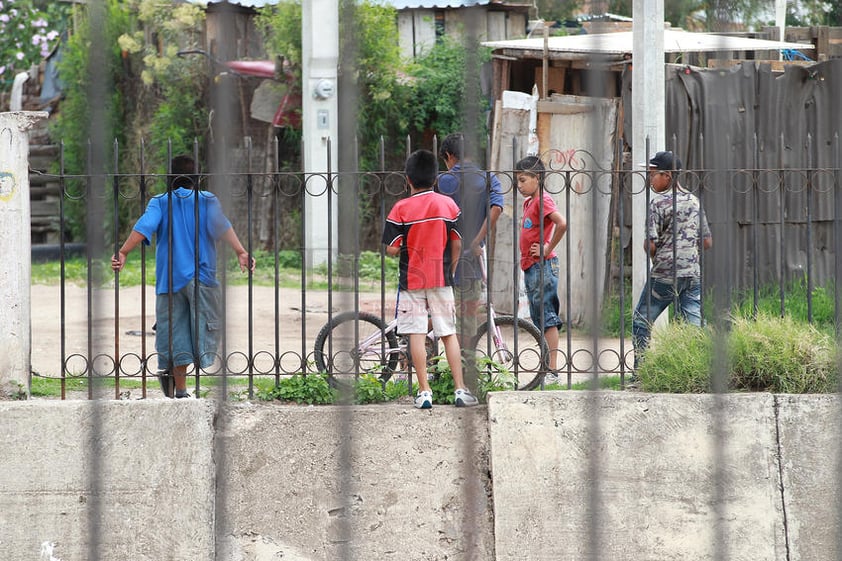 En su inocencia, los menores se exponen a algún accidente en infraestructura como la del Arroyo Seco.