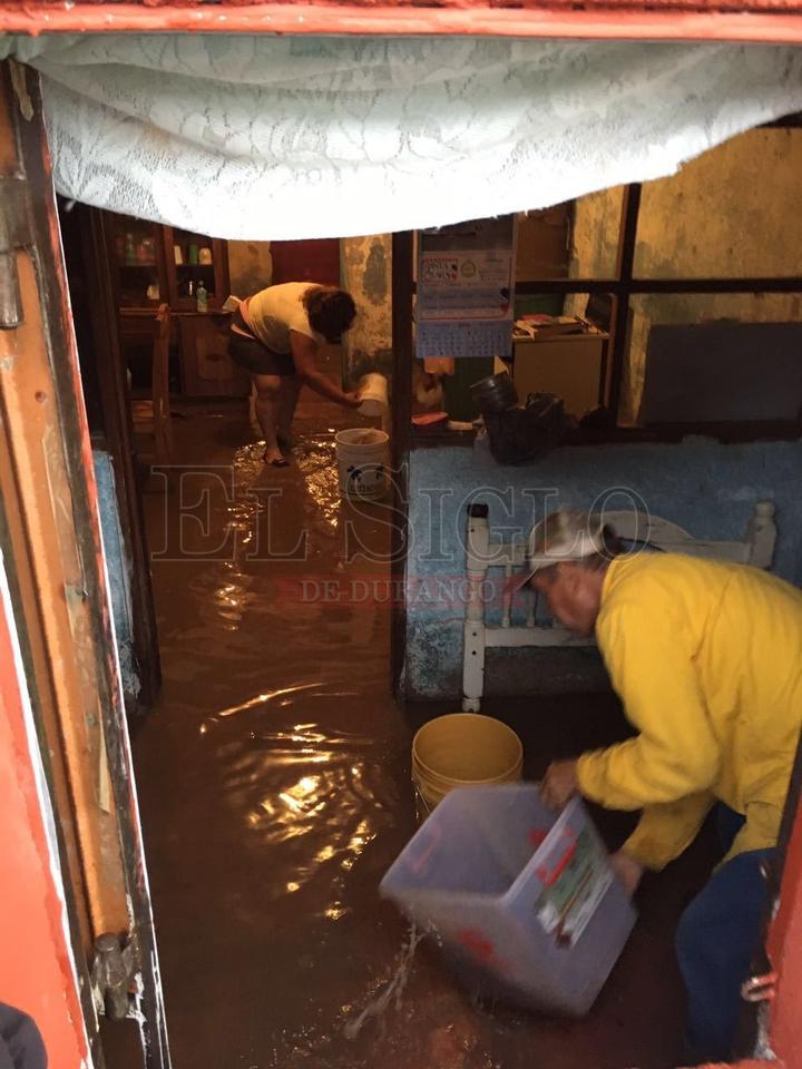 La inundación alcanzó a varias viviendas en la colonia La Virgen.