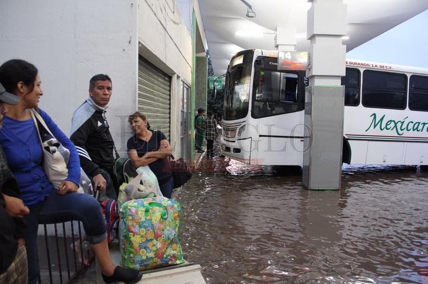 Esta situación afectó tanto a los usuarios que esperaban la llegada de su autobús, como a los que recién llegaban a la estación.