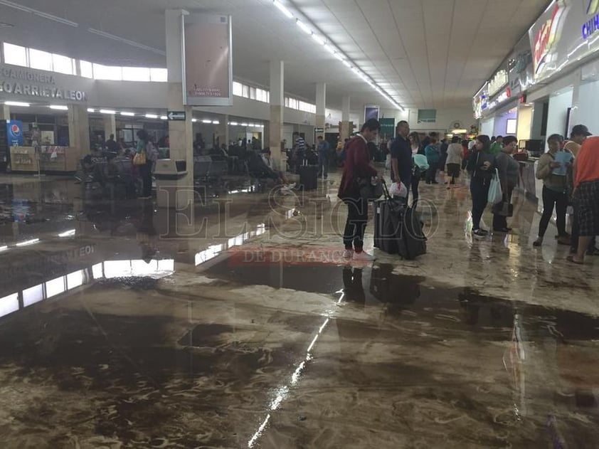 Esta mañana la central camionera de Durango registró inundaciones tanto en la parte interior como exterior del edificio debido a las precipitaciones de las últimas horas.