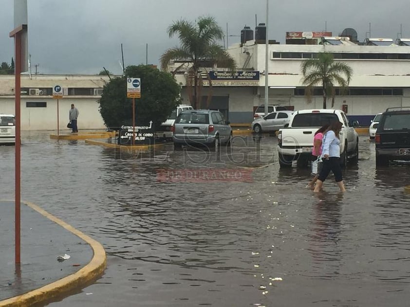 Los servicios de emergencia comenzaron a recibir reportes de severos encharcamientos cerca de las 5:00 horas y se prolongaron hasta después del amanecer.