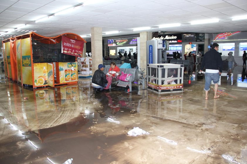 El agua llegó a todos los espacios de la central.