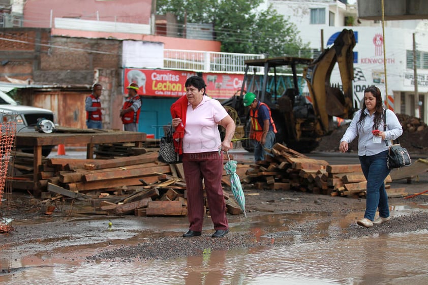 Entre lodo, las personas deben salir a sus trabajos y actividades diarias.