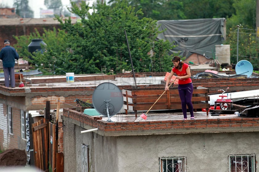 Habitantes también se vieron obligados a desaguar sus techos.