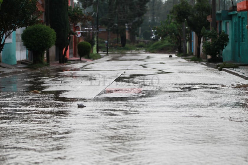 Pese a los encharcamientos e inundaciones que se registran en varias colonias de la ciudad, los choferes del transporte público han mantenido sus rutas.