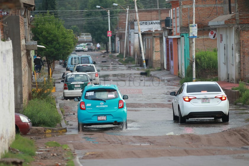 Las precipitaciones que se registraron entre la noche del lunes y las primeras horas del martes en el municipio de Durango provocaron afectación en 20 colonias de la capital.