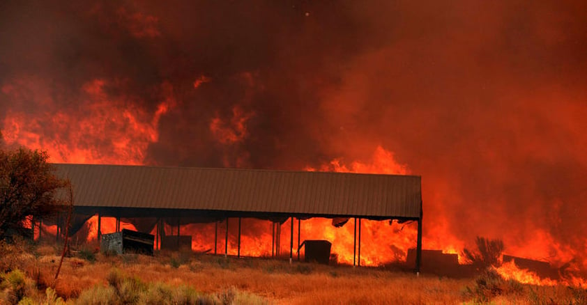 Situación de alarma se vive en California tras un incendio que cumple su tercer día y no cede.