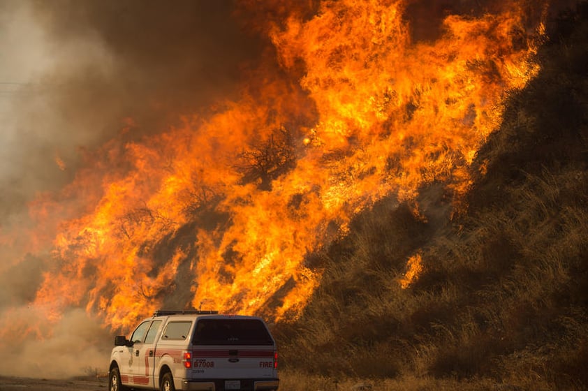 El humo del incendio puede verse aún con cierta distancia.