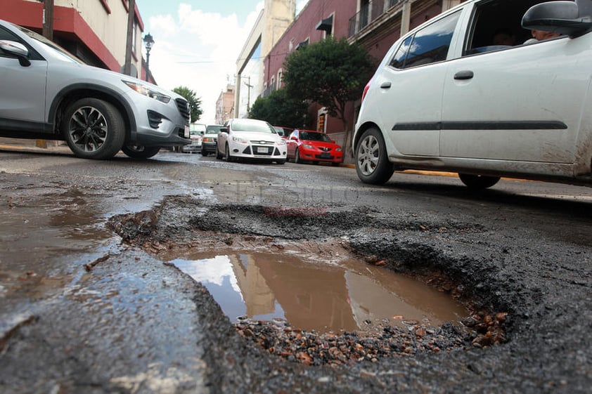 Es evidente el daño en las principales vialidades de la capital.