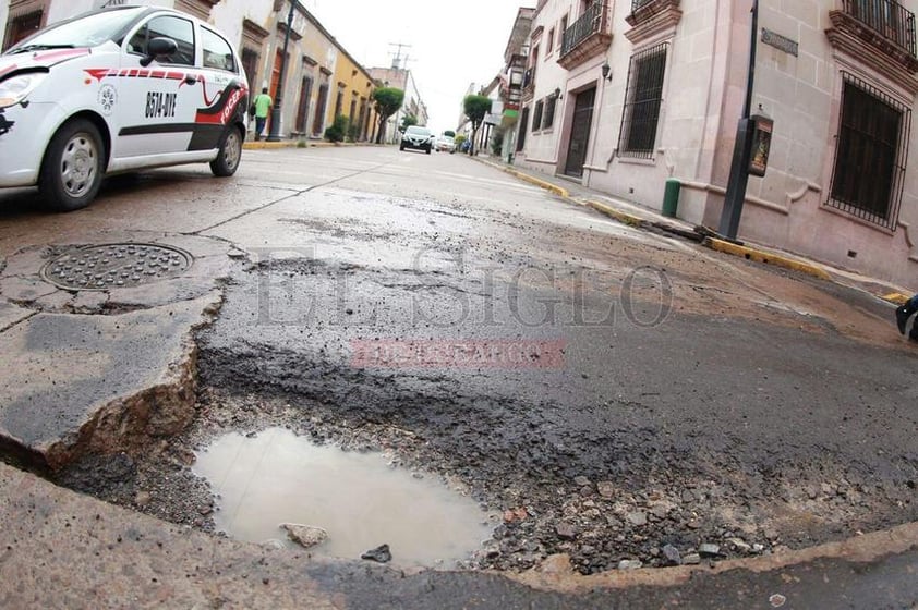 Evidencian lluvias mala calidad de pavimento en Durango