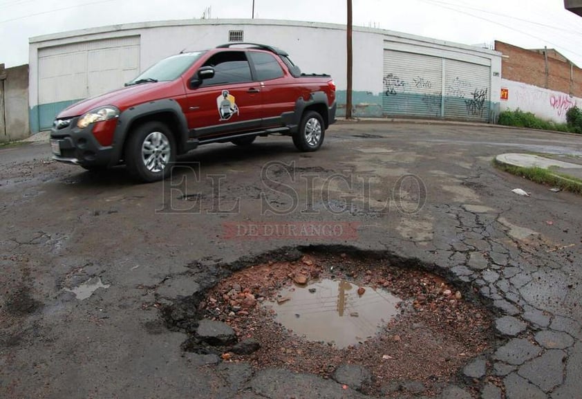 Evidencian lluvias mala calidad de pavimento en Durango