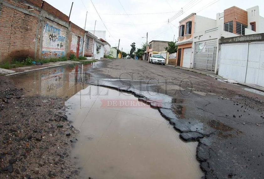 Evidencian lluvias mala calidad de pavimento en Durango