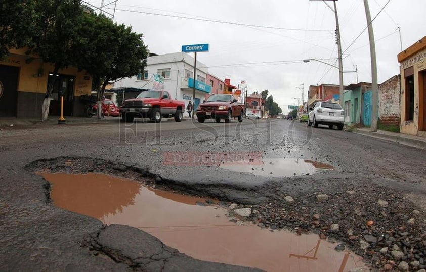 Evidencian lluvias mala calidad de pavimento en Durango