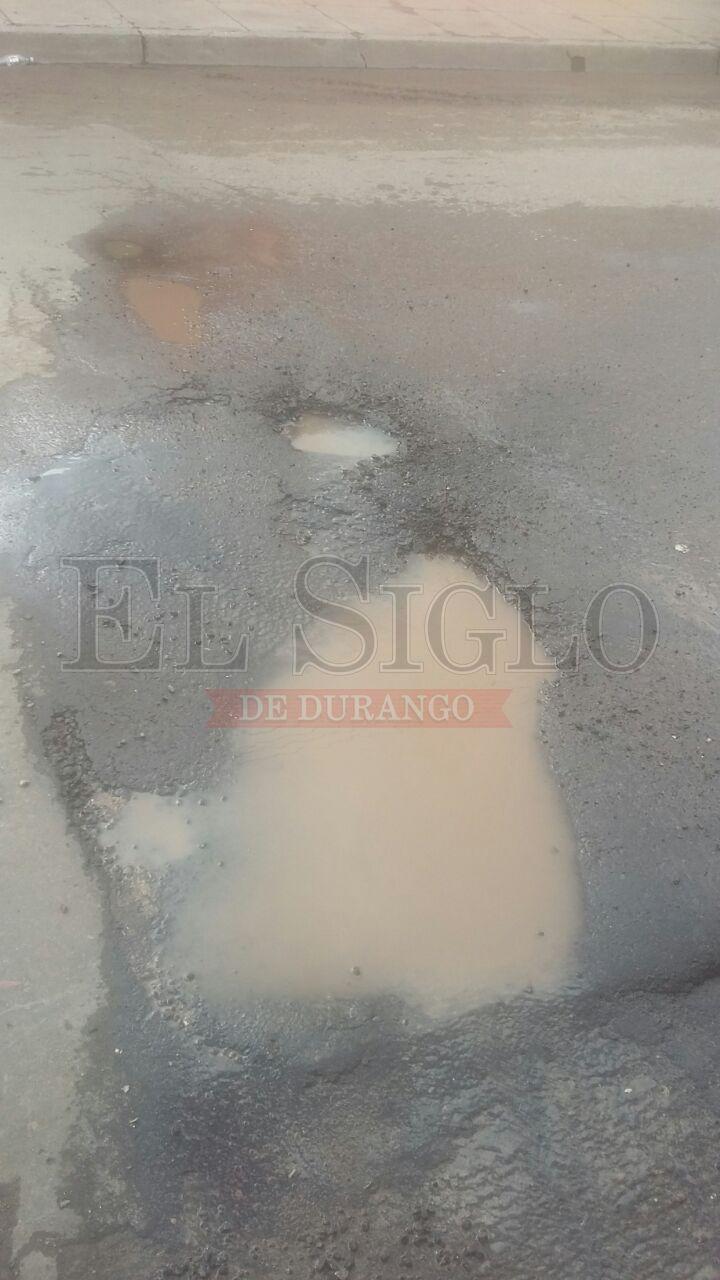 Calle Urrea y Dolores del Río, misma que además, es fuga de agua.