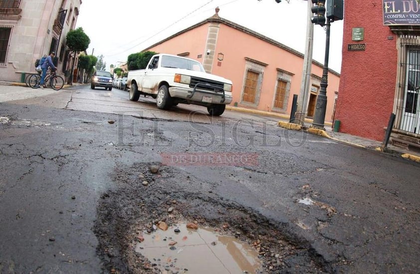 Evidencian lluvias mala calidad de pavimento en Durango