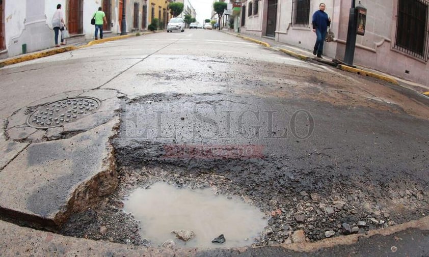 Evidencian lluvias mala calidad de pavimento en Durango