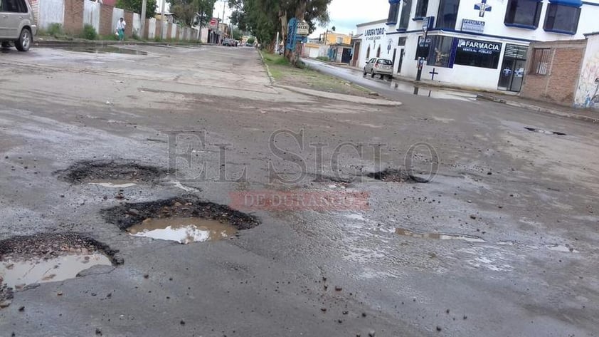 Evidencian lluvias mala calidad de pavimento en Durango