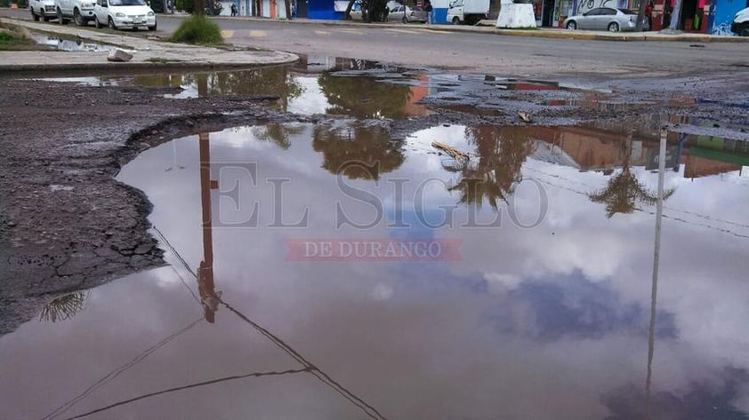 Evidencian lluvias mala calidad de pavimento en Durango