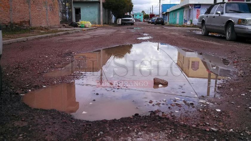 Evidencian lluvias mala calidad de pavimento en Durango