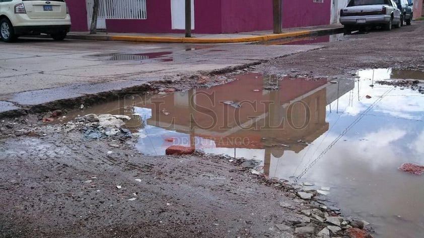 Evidencian lluvias mala calidad de pavimento en Durango