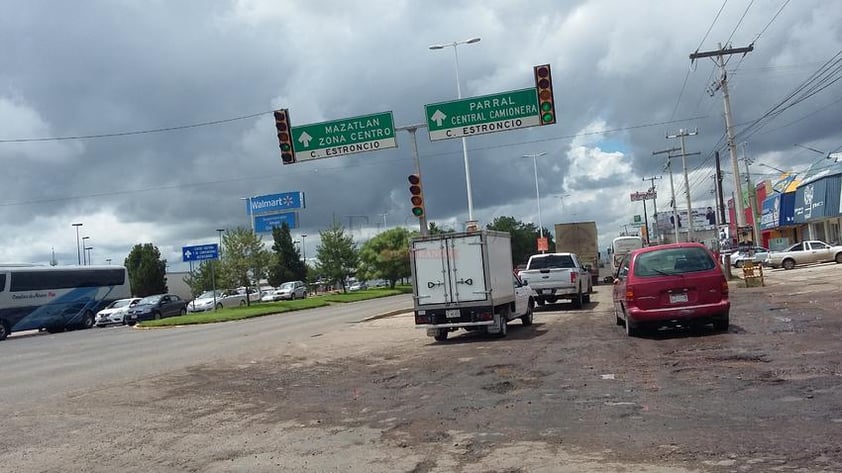 Evidencian lluvias mala calidad de pavimento en Durango