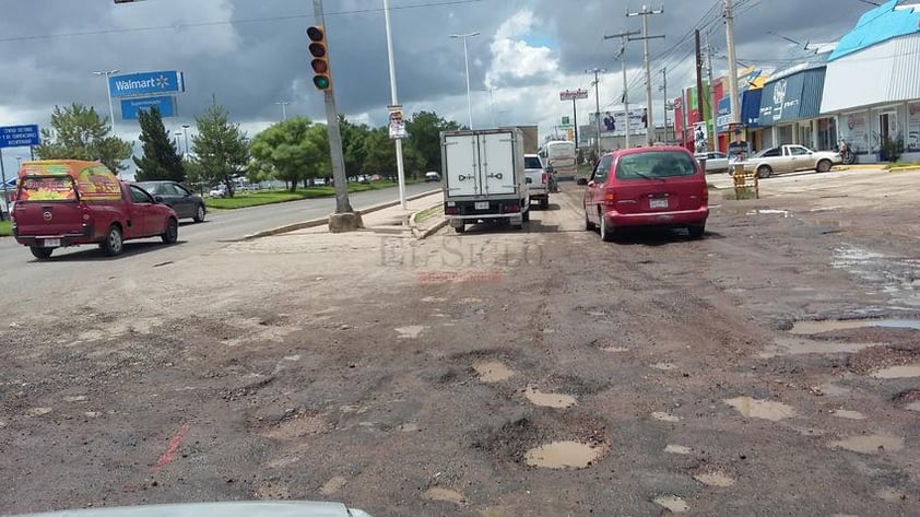 Evidencian lluvias mala calidad de pavimento en Durango