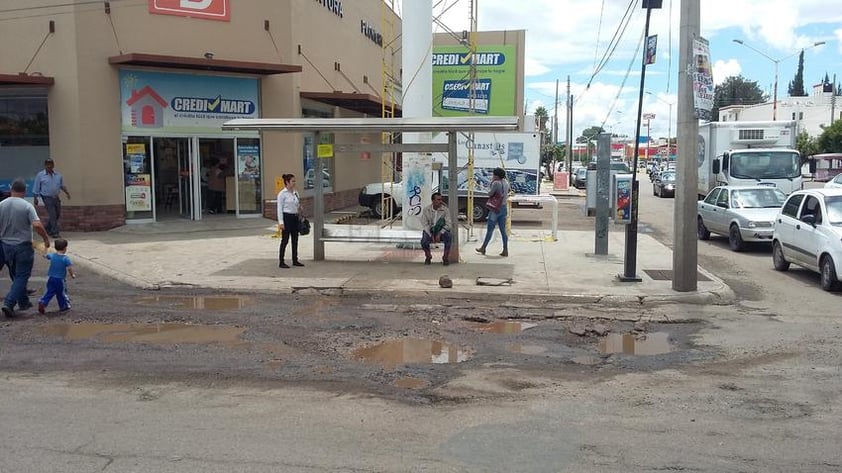 Evidencian lluvias mala calidad de pavimento en Durango