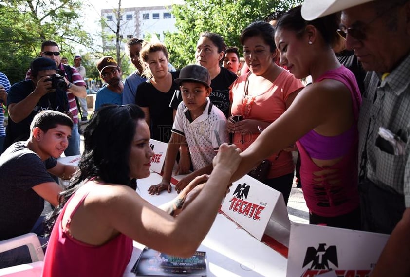 Previo a la pelea, el este miércoles la peleadora firmó autógrafos a sus fanáticos que se dieron cita en la plaza de armas de Gómez Palacio.