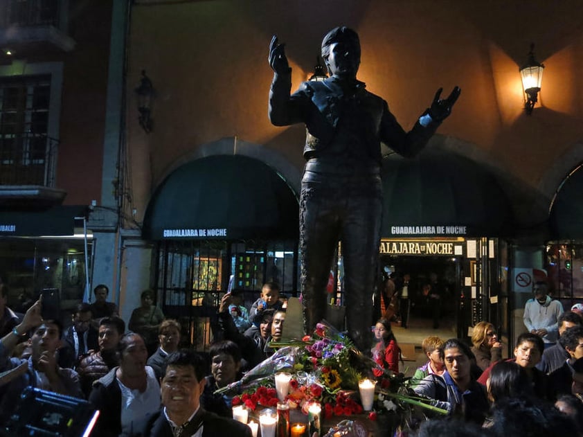 Al pie de la estatua de Juan Gabriel en la plaza, llegaron mariachis y músicos solitarios a tocar su música mientras decenas de admiradores los acompañaban en el canto y algunos colocaban a su pie flores y veladoras.