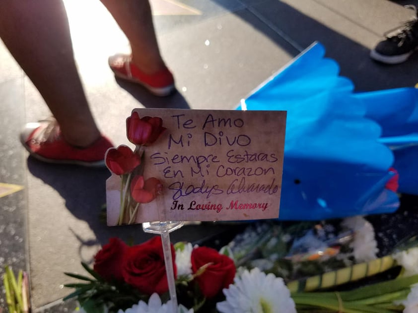 Un grupo de personas rinden tributo al cantante Juan Gabriel, una de las estrellas musicales más importantes de México, en su estrella en el Paseo de la Fama en Hollywood.