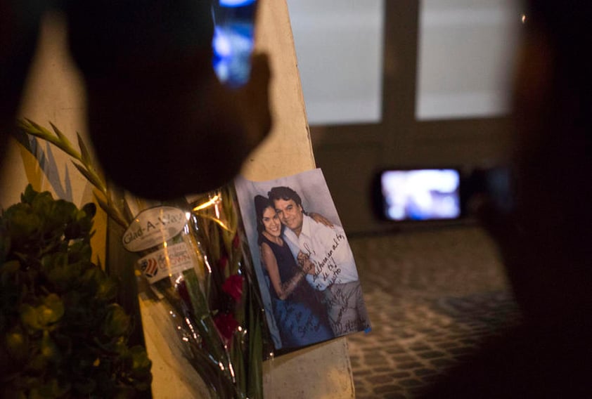 La gente se unió en un coro monumental como ofrenda al cantautor Juan Gabriel.