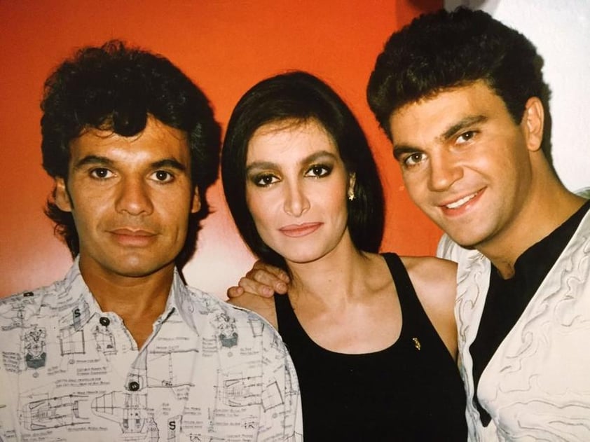 "Lamento profudamente el fallecimiento de Juan Gabriel. Una perdida irremplazable xa el mundo de la música", publicó Manuel Mijares, quien en la imagen también aparece la cantante Daniela Romo, amiga de Juan Gabriel.