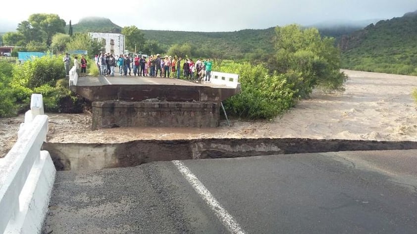 El colapso se debió a la fuerza del arroyo Francisco Zarco.