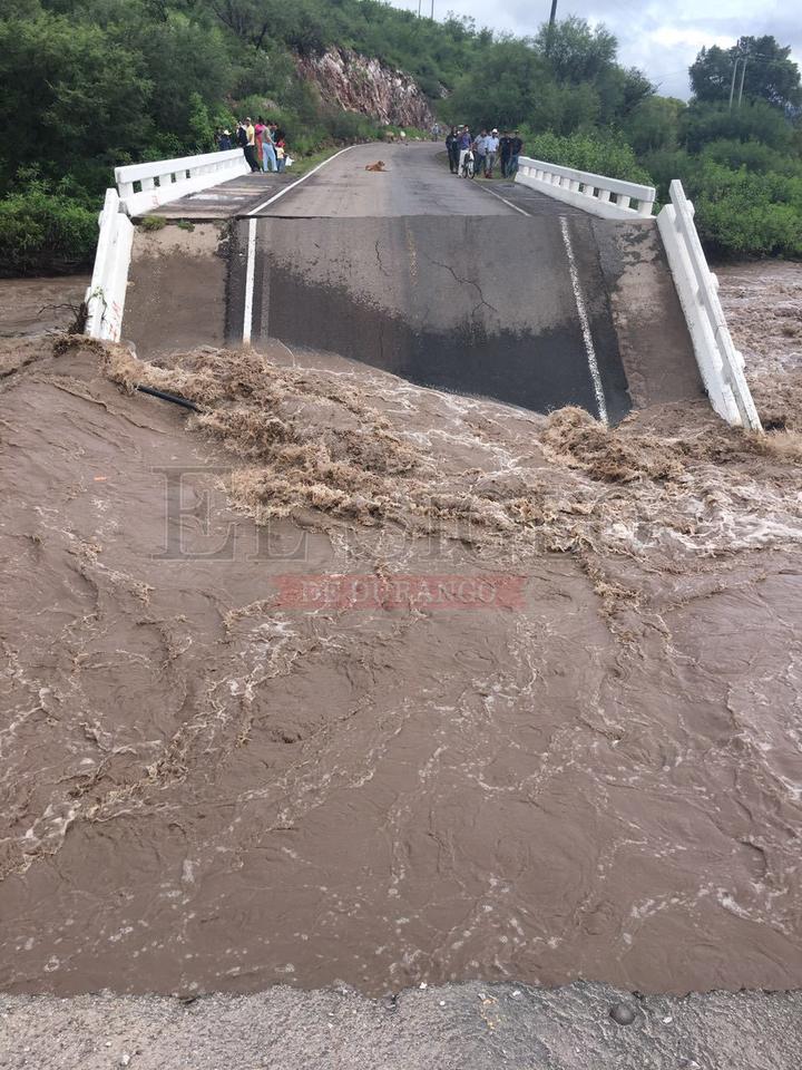 A las 6:30 horas de este martes se registró el primer colapso de un puente que se ubica en el kilómetro 144 de la carretera Durango- Parral.