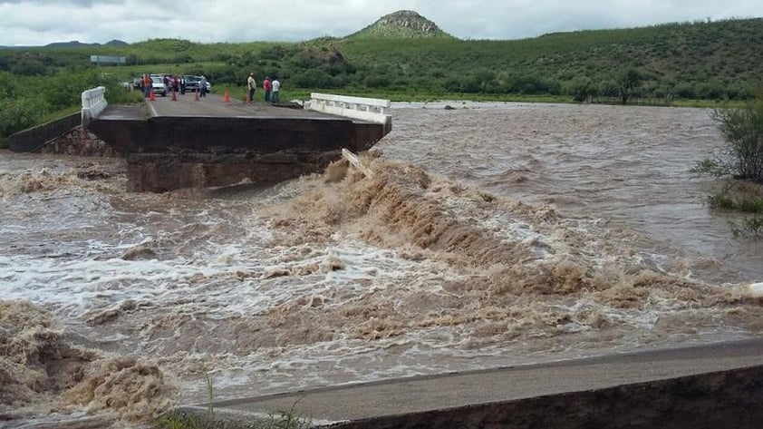 De acuerdo a la Unidad Estatal de Protección Civil el desmoronamiento de la estructura se presentó en el kilómetro 154 de la carretera Durango-Parral.