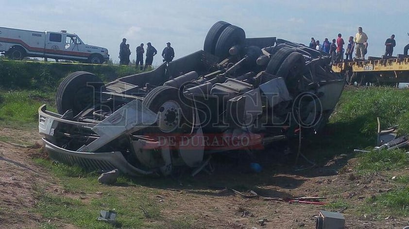 Hasta el sitio del accidente se trasladaron elementos del cuerpo de bomberos de Gómez Palacio, elementos de la Policía Militar, así como personal de Seguridad Pública de Bermejillo y cuatro ambulancias de la Cruz Roja.