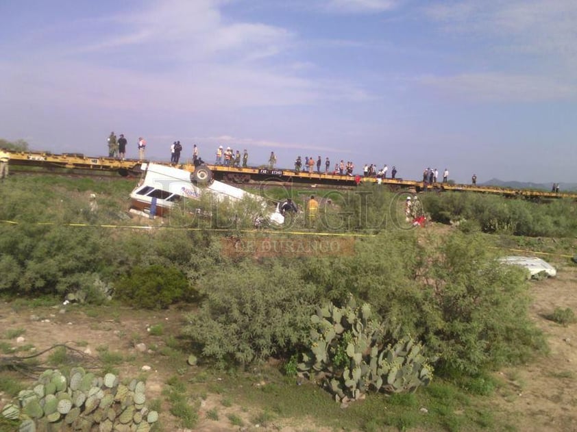 El impacto provocó que el camión se saliera del camino y terminara volcado, sin embargo al girar, dos de los pasajeros salieron proyectados por las ventanas terminando en ambos extremos de las vías.