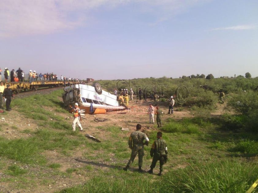 Accidente entre camión de pasajeros y tren en el ejido Palomas de Bermejillo deja siete lesionados y dos fallecidos, todos empleados del Cefereso de Gómez Palacio.