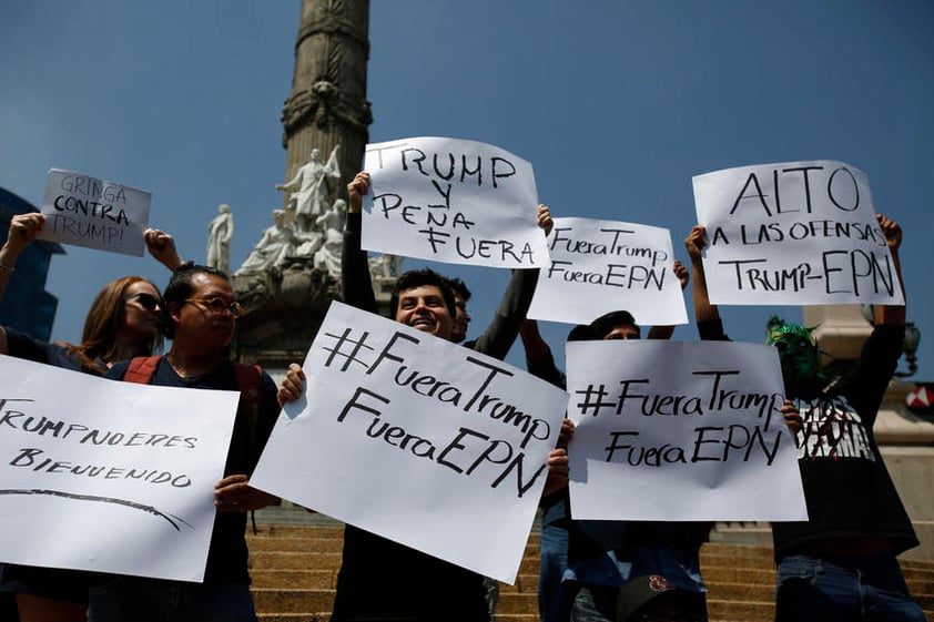 Los manifestantes exigen que Peña Nieto cancele la reunión que tendrá con el estadounidense, porque, dicen, "viene a ofendernos en suelo mexicano".