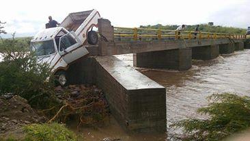 Posteriormente la dependencia informó de otro puente que se vino abajo en la comunidad Torres de Escobedo, del municipio de El Oro.