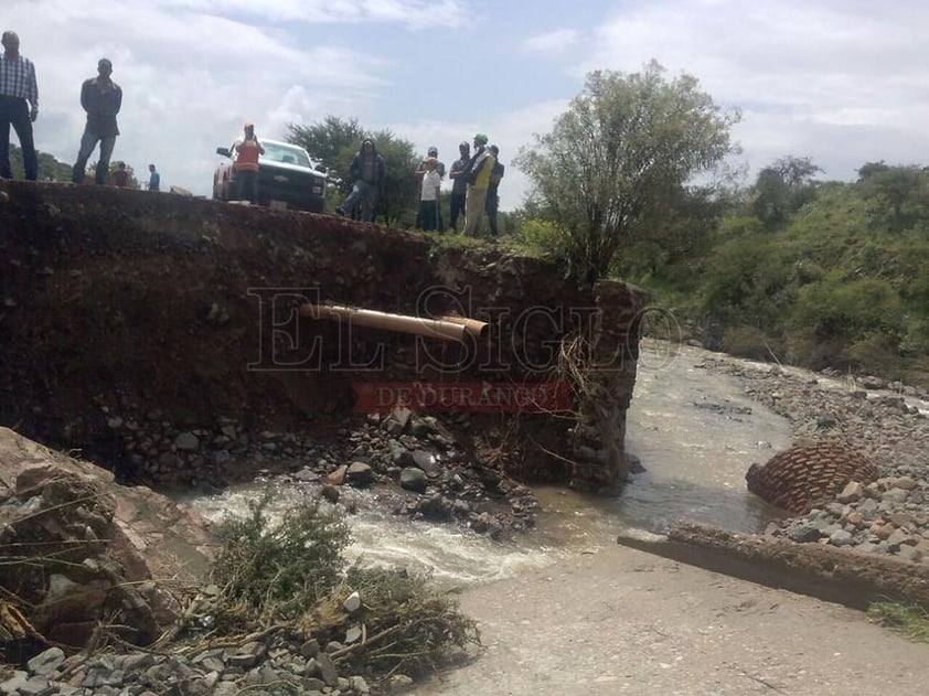 Cabe señalar que ya suman cuatro estructuras colapsadas en lo que va de esta semana, dos en Rodeo ocurridas el pasado martes, mientras que hoy se registró una en Coneto de Comonfort y otra más en El Oro.