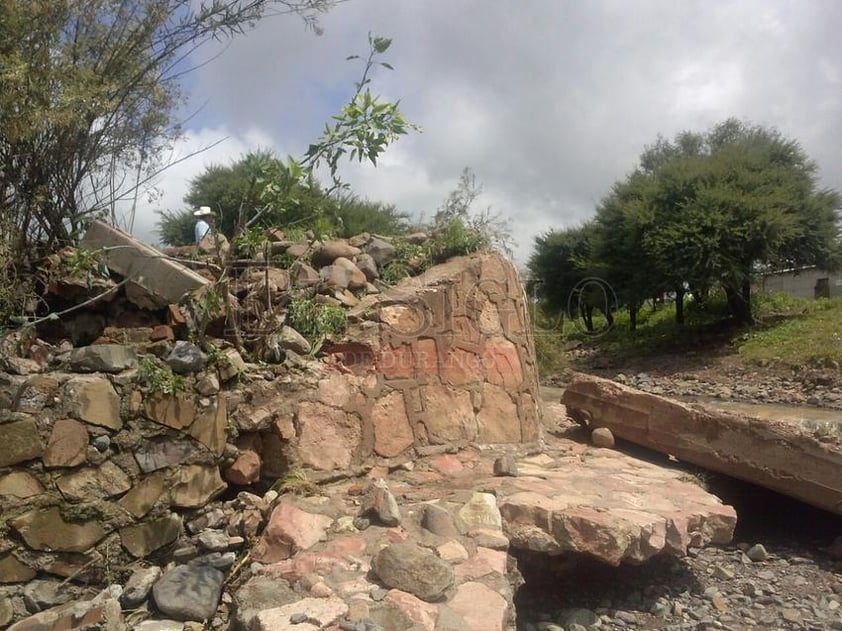 Debido a las fuertes lluvias el puente de la localidad de Nogales en el municipio de Coneto de Comonfort colapsó.