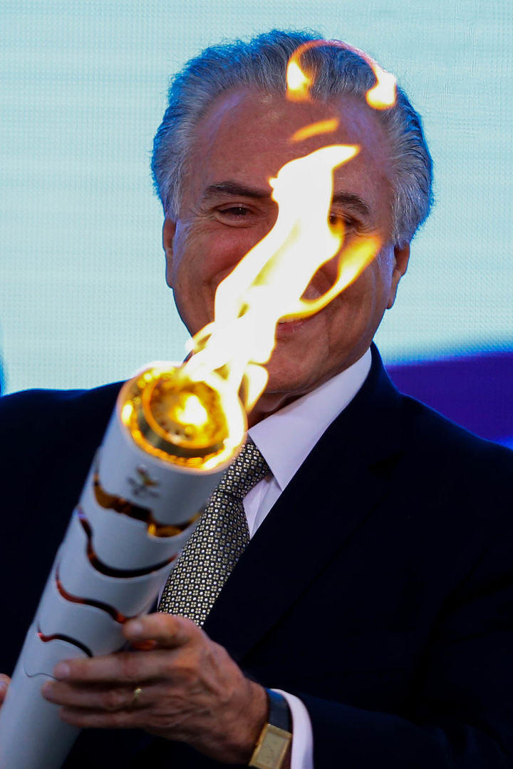 El fuego fue recibido por el presidente de Brasil, Michel Temmer.