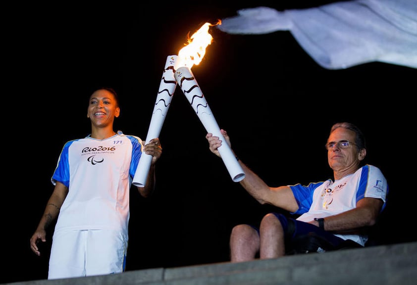 La medallista Rafaela Silva, y Tomas Magalhaes recibieron las antorchas.