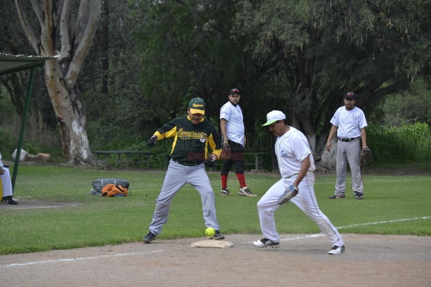 Grandes duelos se vivieron en el Slow Pitch del Club Campestre de Durango.