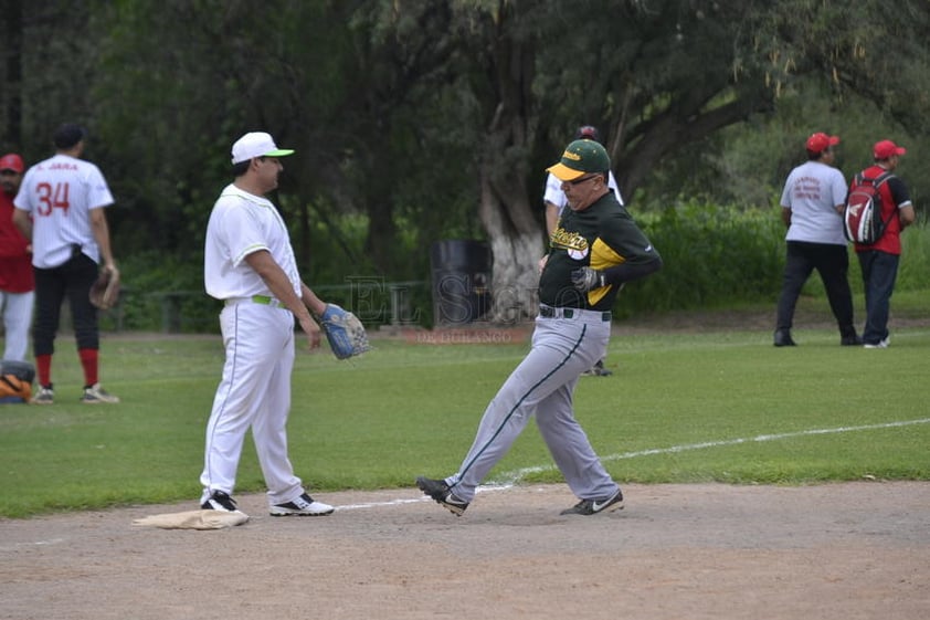 Grandes duelos se vivieron en el Slow Pitch del Club Campestre de Durango.