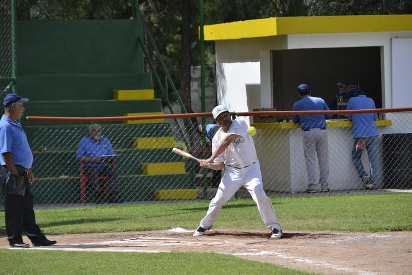 Grandes duelos se vivieron en el Slow Pitch del Club Campestre de Durango.