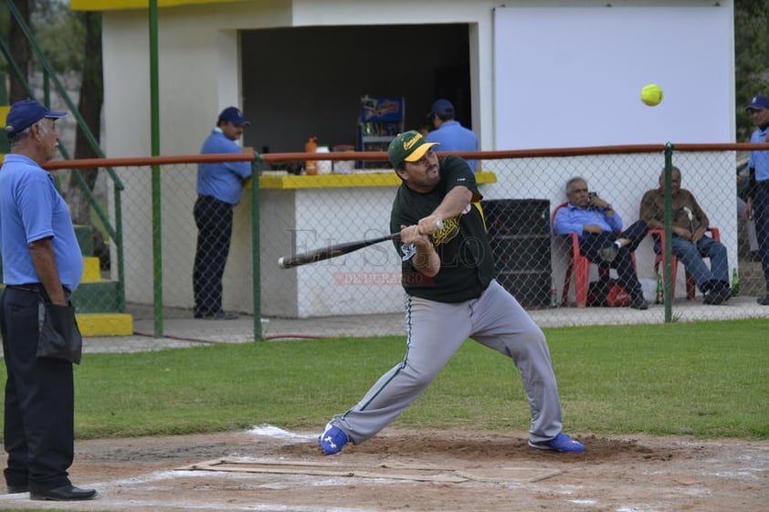 Grandes duelos se vivieron en el Slow Pitch del Club Campestre de Durango.