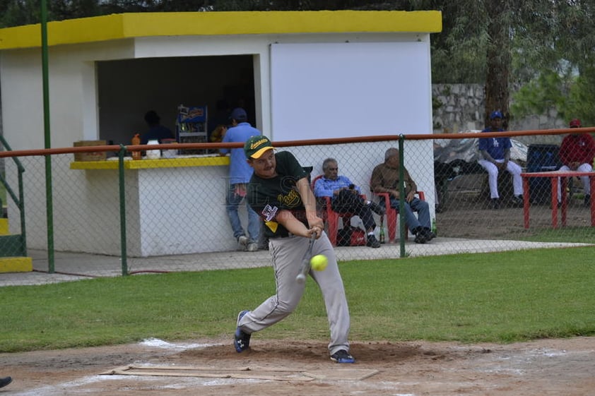 Grandes duelos se vivieron en el Slow Pitch del Club Campestre de Durango.