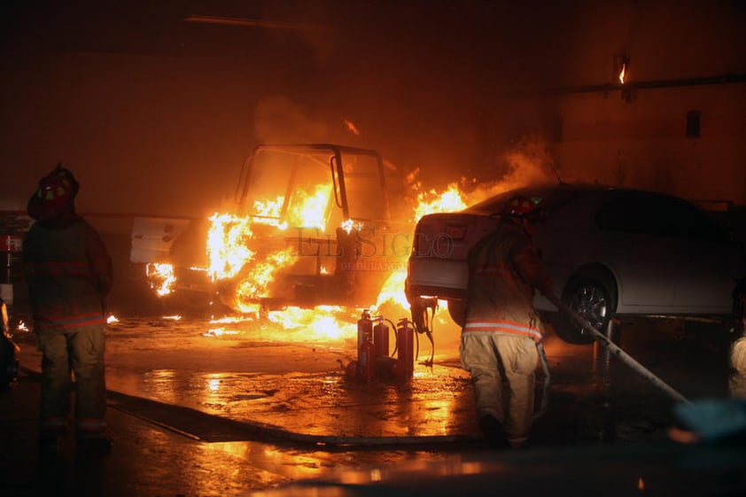 Manuel Reyes, comandante a cargo, coordinó las tres máquinas bomberas, una pipa y dos unidades de rescate, con 10 elementos a bordo, para controlar el siniestro.